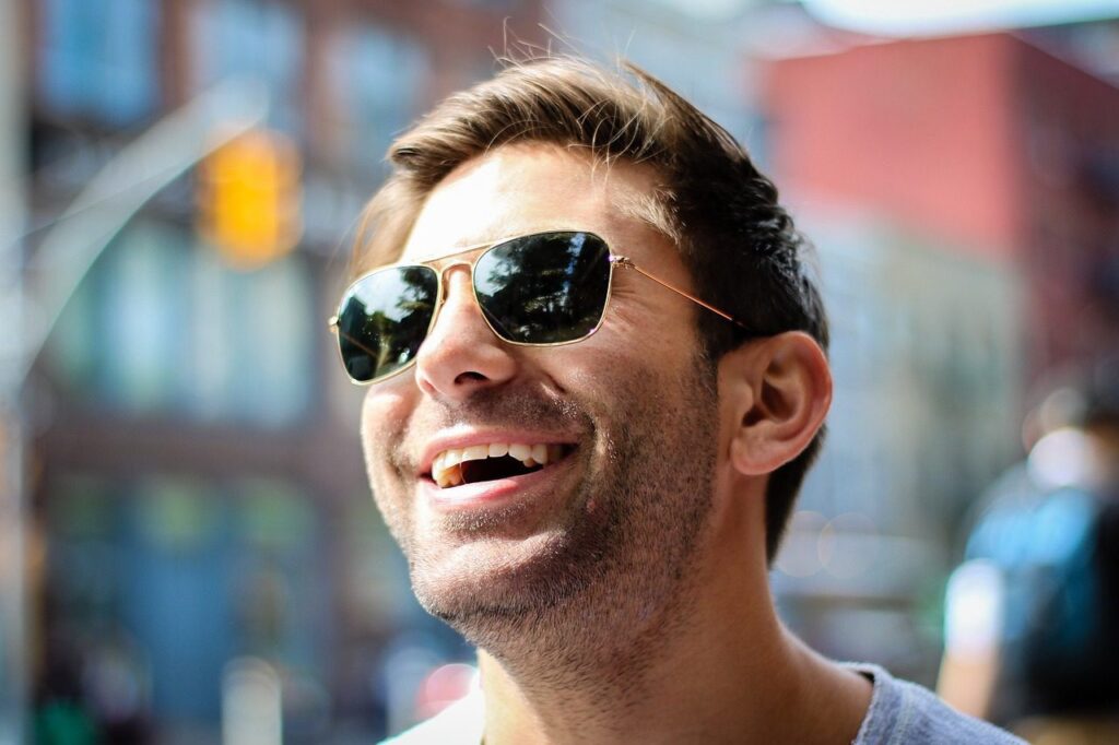 Gafas de sol de póquer haciendo trampa